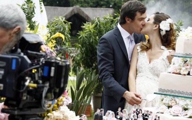 Caíque (Sergio Guizé) e Laura (Nathalia Dill) em cena de casamento em Alto Astral, que termina hoje - Isabella Pinheiro/TV Globo
