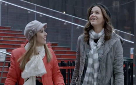 Tatá Werneck (Danda) e Bruna Marquezine (Mari) em primeiras cenas da novela gravadas em Nova York - Reprodução/TV Globo