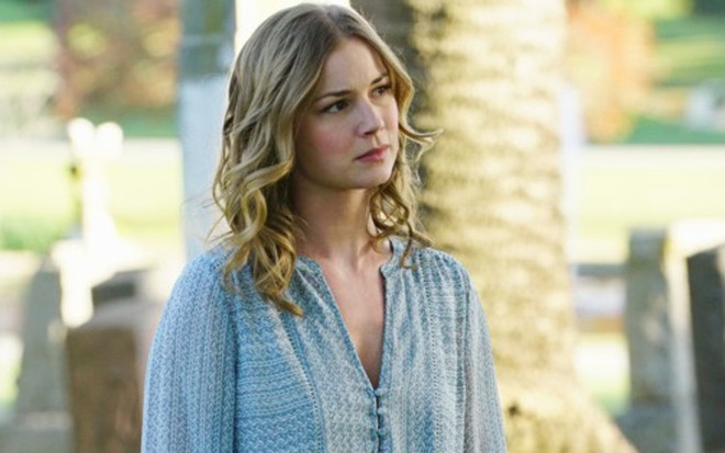 A atriz Emily VanCamp, protagonista de Revenge, olha para sepulturas em episódio final da série - Divulgação/ABC