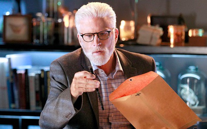 O ator Ted Danson verifica provas em cena do último episódio de CSI que foi ao ar, em fevereiro deste ano  - Divulgação/CBS