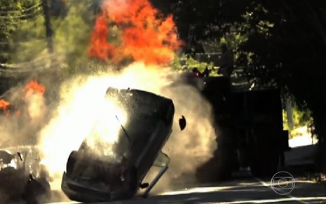 Citroën Picasso capota e solta fogo em cena de Babilônia reciclada de Insensato Coração (2011) - Reprodução/TV Globo