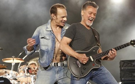 O vocalista David Lee Roth e o guitarrista Eddie Van Halen se apresentam em talk show nos EUA - Divulgação/ABC