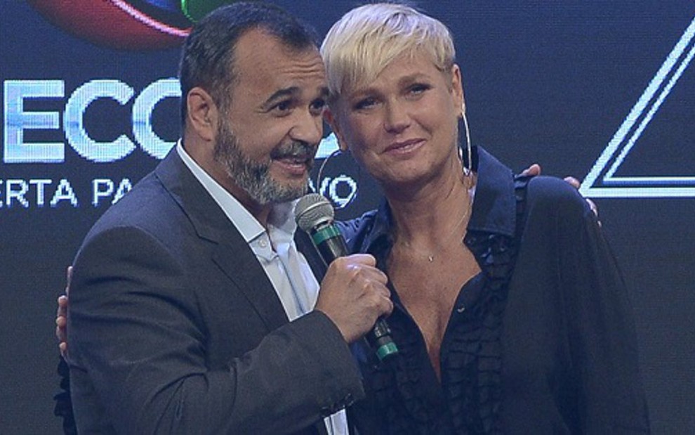 Xuxa é paparicada por Marcelo Silva, vice-presidente artístico da Record, em apresentação à imprensa - AGNEWS