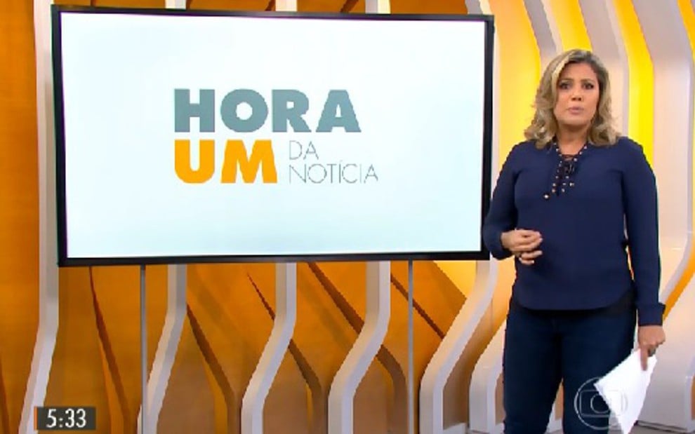 Flávia Freire exibe barriguinha de grávida ao apresentar o Hora 1 desta sexta-feira (15) - Reprodução/TV Globo