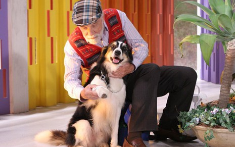O ator Fernando Benini e o cão Rabito em cena do capítulo de Carrossel exibido ontem (14) pelo SBT - Lourival Ribeiro/SBT