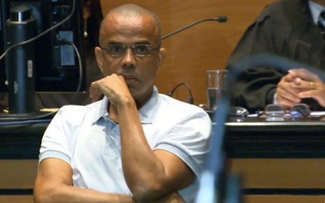 O traficante Fernandinho Beira-Mar durante julgamento na quarta (13), em reportagem Bom Dia Rio - Reprodução/TV Globo