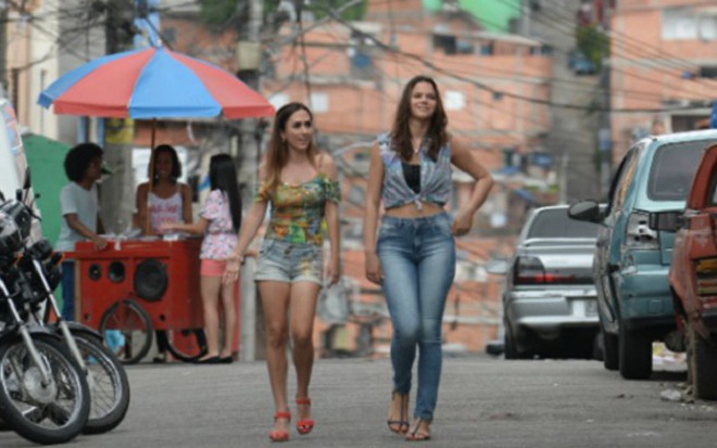 Tatá Werneck e Bruna Marquezine gravam em rua de Paraisópolis, segunda maior favela de São Paulo - Zé Paulo Cardeal/TV Globo