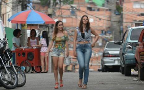 Tatá Werneck e Bruna Marquezine gravam em rua de Paraisópolis, segunda maior favela de São Paulo - Zé Paulo Cardeal/TV Globo