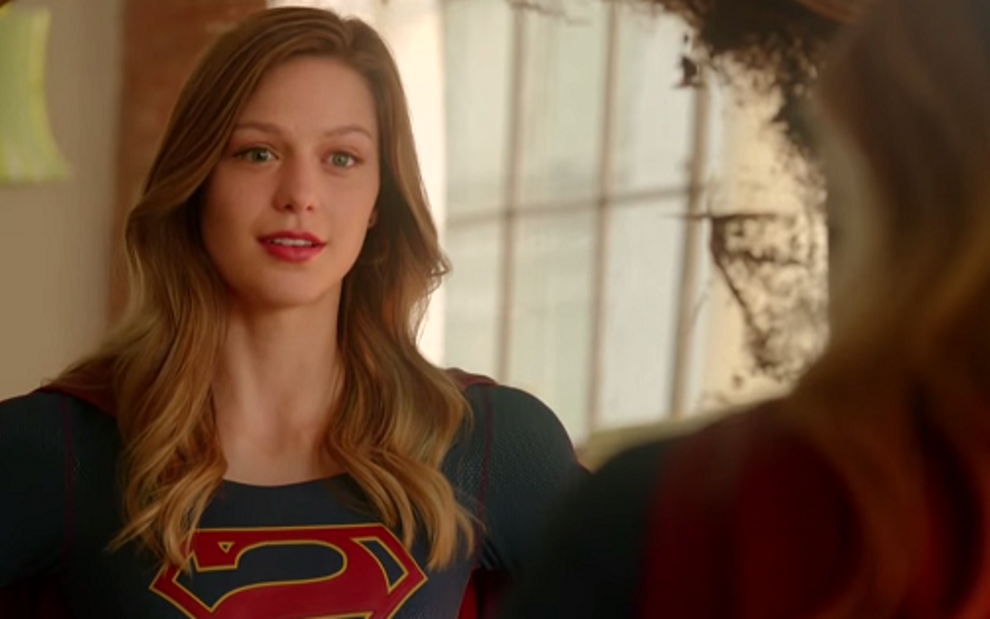 A atriz Melissa Benoist olha no espelho ao vestir o uniforme de Supergirl na série homônima - Reprodução/CBS