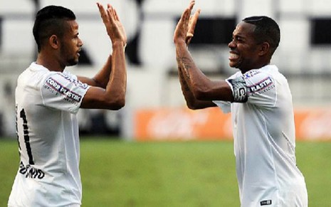 Giuvânio e Robinho se cumprimentam após o gol que deu a vitória ao Santos sobre o Cruzeiro - Divulgação/Santos FC
