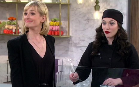 As atrizes Beth Bers e Kat Dennings em episódio da quarta temporada de Duas Garotas em Apuros - Divulgação/CBS