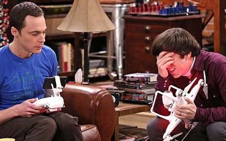 Os atores Jim Parsons e Simon Helberg, protagonistas de The Big Bang Theory, em cena da 8ª temporada - Divulgação/CBS