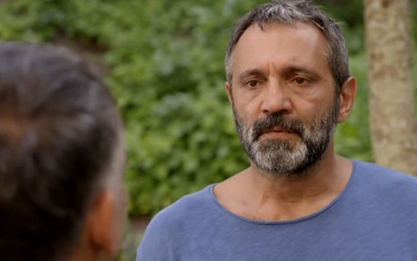 Miguel (Domingos Montagner) e Vicente (Ângelo Antônio, de costas) vão se enfrentar em Sete Vidas - Reprodução/TV Globo