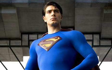O ator Brandon Routh faz pose clássica do Super-Homem no filme Superman - O Retorno, de 2006 - Divulgação/Warner Bros.