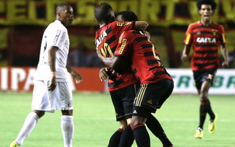 Atletas do Sport do Recife comemoram gol na vitória por 2 a 1 sobre o Santos, transmitida pela Globo - Divulgação/Sport Club do Recife