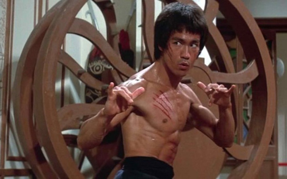 O ator Bruce Lee em cena de Operação Dragão (1973), filme lançado três semanas após a morte do lutador - Divulgação/Warner Bros.