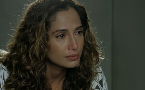 Camila Pitanga (Regina) em cena de Babilônia; vendedora ficará em choque com 'presente' - Reprodução/TV Globo