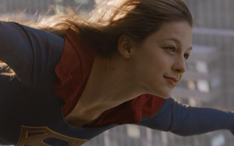 A atriz Melissa Benoist voa sob o céu da cidade de National em primeiro episódio da série Supergirl - Fotos: Reprodução/CBS
