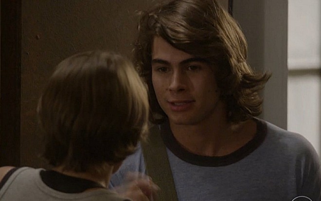 Pedro (Rafael Vitti) e Karina (Isabella Santoni) armam contra Lobão em cena de Malhação - Reprodução/TV Globo