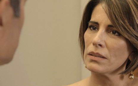 Beatriz (Gloria Pires) fica arrasada ao saber de Carlos Alberto (Marcos Pasquim) que Diogo vai se casar - Reprodução/TV Globo