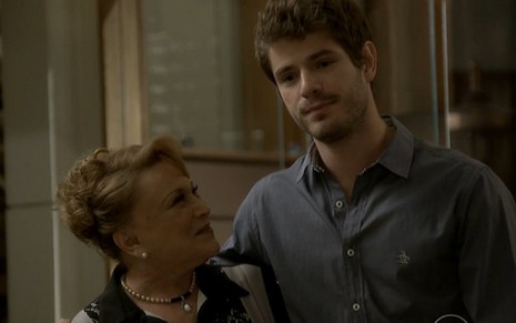 Benjamin (Maurício Destri) conseguirá devolver o poder para a avó Izabelita (Nicette Bruno) - Reprodução/TV Globo