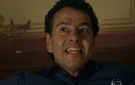 Marcos Palmeira (Aderbal) em cena de Babilônia, da TV Globo; prefeito revoltará viúvo gay - Reprodução/TV Globo