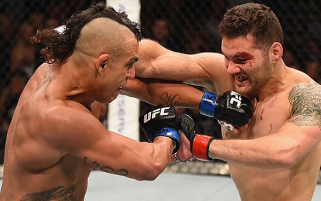 Vitor Belfort e Chris Weidman durante a luta do último sábado (23); crescimento de 71% na audiência - Divulgação/UFC