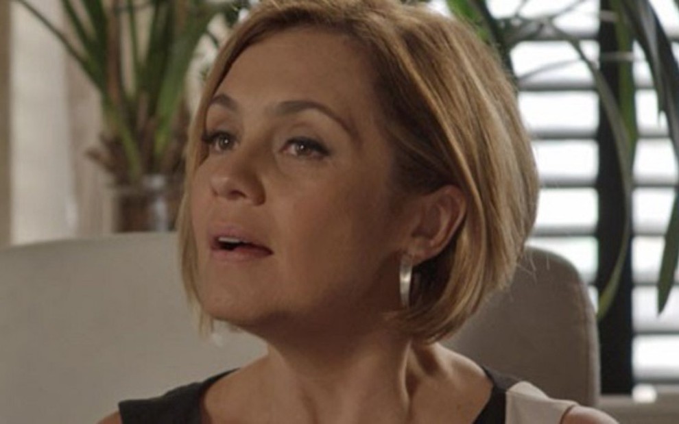 Adriana Esteves (Inês) em cena da novela Babilônia, da Globo; advogada agredirá a rival  - Reprodução/TV Globo