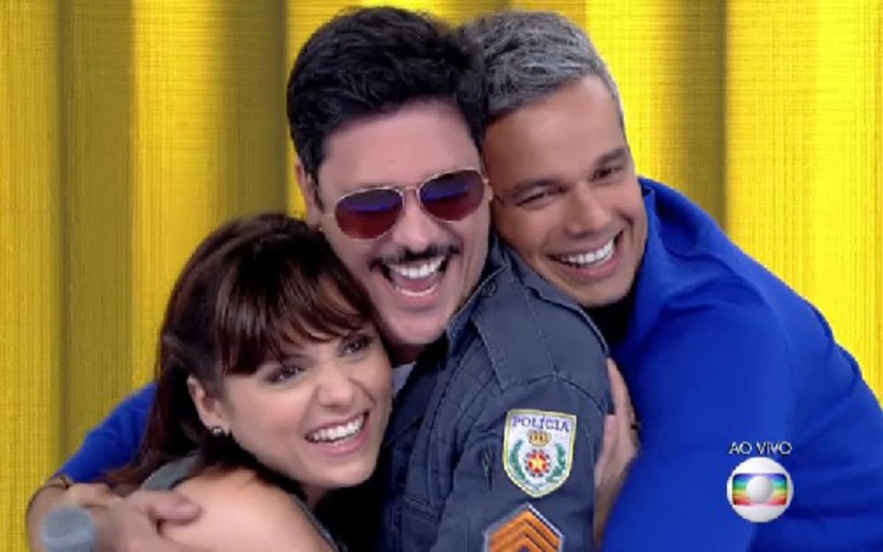 Monica Iozzi, Lúcio Mauro Filho e Otaviano Costa em um momento 'fofura' do Vídeo Show de ontem (26) - Reprodução/TV Globo