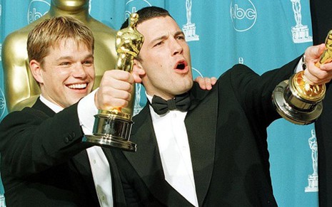 Matt Damon e Ben Affleck seguram estatuetas do Oscar, recebidas em 1998 pelo filme Gênio Indomável - Divulgação/Oscar