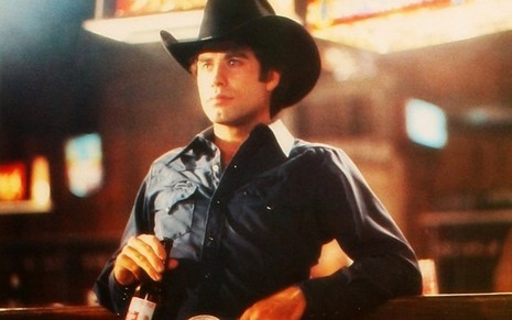 O ator John Travolta em cena do filme Cowboy do Asfalto, de 1980, que ajudou a consolidar a carreira do ator - Divulgação/Paramount