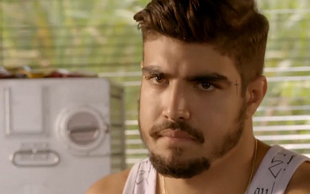 Caio Castro (Grego) em cena de I Love Paraisópolis, novela das sete, em que interpreta um bandido - Reprodução/TV Globo
