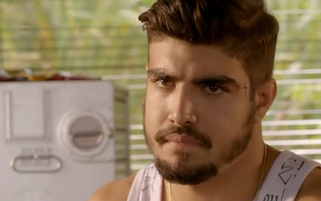 Caio Castro (Grego) em cena de I Love Paraisópolis, novela das sete, em que interpreta um bandido - Reprodução/TV Globo