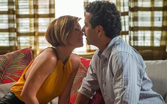 Inês (Adriana Esteves) e Aderbal (Marcos Palmeira) em cena de sábado (30) de Babilônia - Alex Carvalho/TV Globo