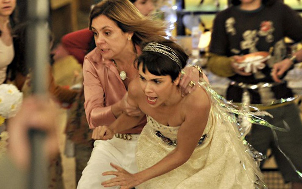 Carminha (Adriana Esteves) e Nina (Débora Falabella) brigam em cena de Avenida Brasil - Divulgação/Globo
