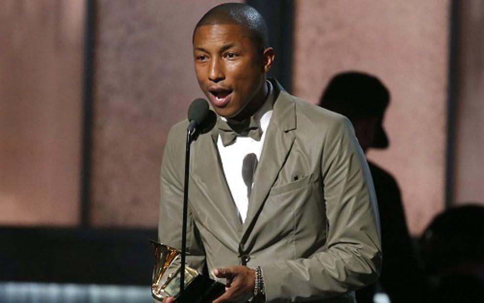 Pharrell Williams agradece a um dos três Grammy que recebeu na edição 2015 da premiação - Divulgação/Grammy