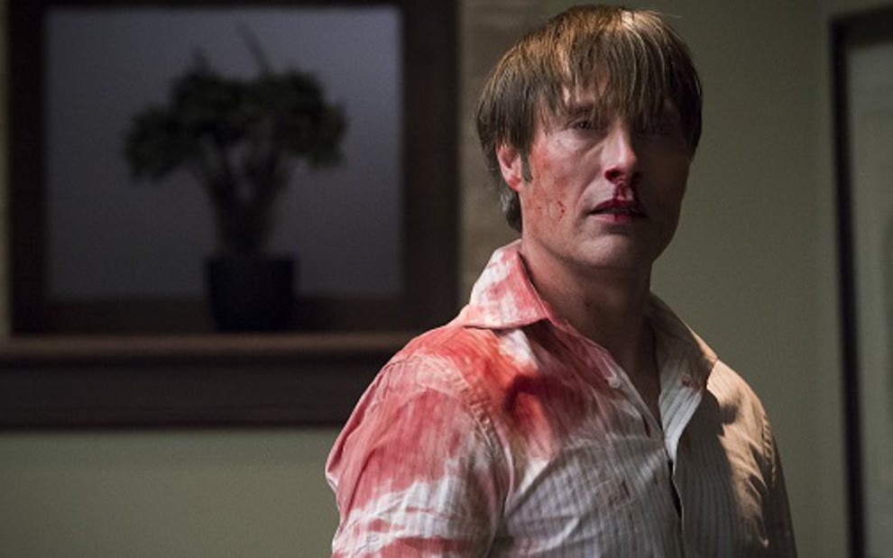 O ator dinamarquês Mads Mikkelsen coberto de sangue em episódio final da 2ª temporada de Hannibal - Divulgação/NBC