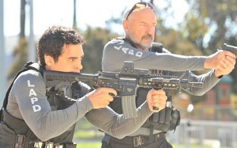 Os atores Ramon Rodriguez e Terry O'Quinn em cena da série A Guerra das Gangues - Divulgação/Fox