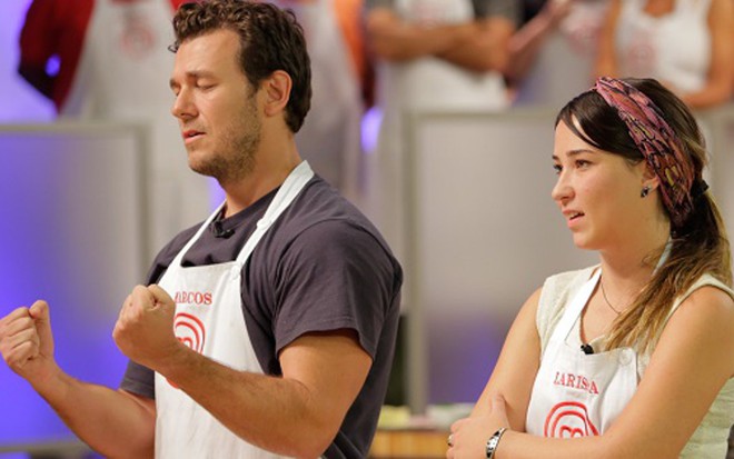 O participante Marcos comemora vitória sobre Larissa no episódio de MasterChef exibido ontem (2)  - Carol Gherardi/Band