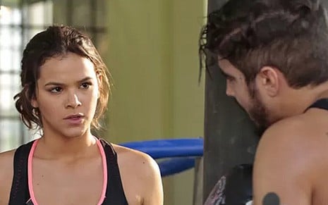 Bruna Marquezine e Caio Castro em cena de I Love Paraisópolis; mocinha ficará com medo do vilão - Reprodução/TV Globo