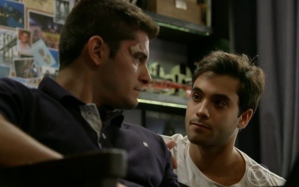 Bruno Gissoni (Guto) contracena com Filipe Ribeiro (Fred) na novela das nove da Globo, Babilônia - Reprodução/TV Globo