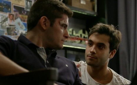 Bruno Gissoni (Guto) contracena com Filipe Ribeiro (Fred) na novela das nove da Globo, Babilônia - Reprodução/TV Globo