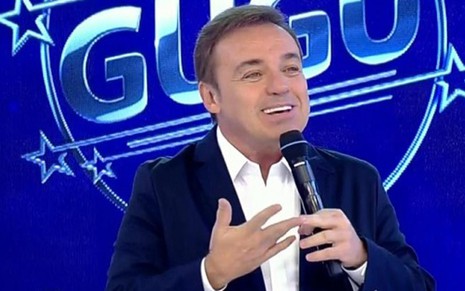 Gugu Liberato à frente de seu programa na Record, que quase perdeu as quartas-feiras para Xuxa - Reprodução/TV Record