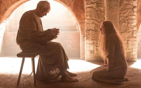 Lena Headey se ajoelha em frente a Jonathan Pryce em cena da quinta temporada de Game of Thrones - Divulgação/HBO