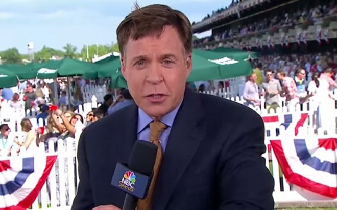 O narrador Bob Costas em transmissão de turfe no último sábado (6) na rede norte-americana NBC - Reprodução/NBC