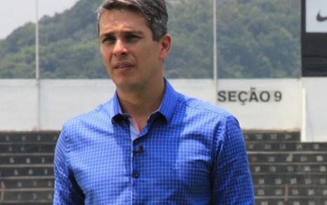 O jornalista Ivan Moré durante gravação de reportagem para o Domingo Espetacular no CT do Santos - Divulgação/TV Globo