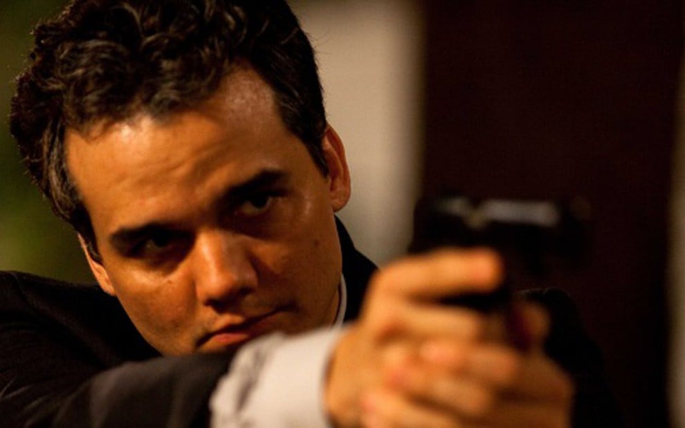 O ator Wagner Moura aponta arma no filme Tropa de Elite 2: O Inimigo Agora é Outro, de 2010 - Divulgação/Globo Filmes