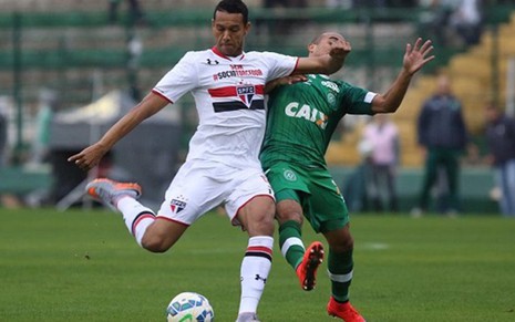 Autor do gol do São Paulo, o volante Souza disputa lance com jogador da Chapecoense em jogo no sábado - Rubens Chiri/saopaulofc.net