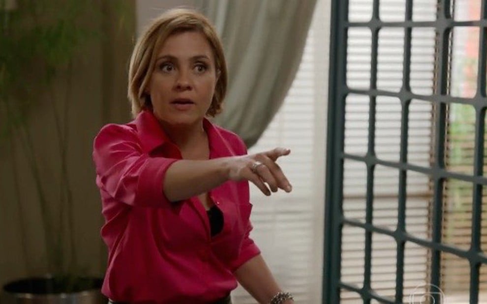 Adriana Esteves (Inês) em cena da novela Babilônia; advogada cai em armação e é presa - Reprodução/TV Globo