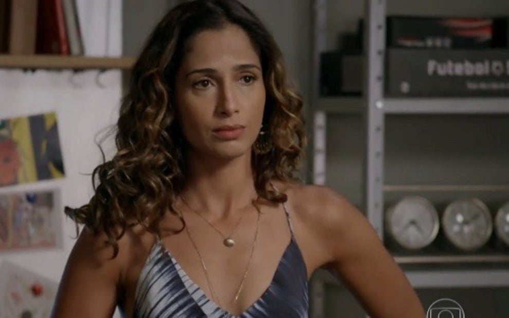 Camila Pitanga (Regina) em cena da novela Babilônia, da Globo; vendedora vira faxineira - Reprodução/TV Globo